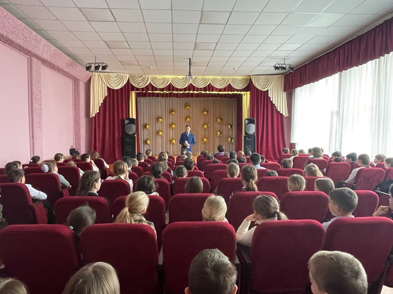 Опасности  дома, на улице и в Интернете.